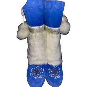 Handmade Beaded Royal Blue and White Rabbit Fur Moccasin Boots - Size 7.5